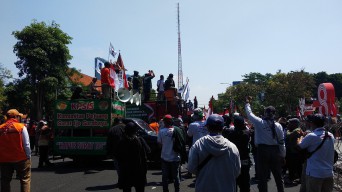 Ratusan Penghuni Tanah Surat Ijo Unjuk Rasa di Depan Balai Kota Surabaya