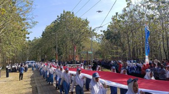 Warga Samin Bojonegoro Kirab Bendera Merah Putih 78 Meter
