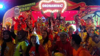 Puluhan Penggemar Joget Jingle Oronamin C Bareng Denny Caknan di Surabaya