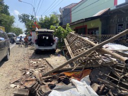 Hindari Motor, Innova Seruduk Warung di Kabupaten Ponorogo