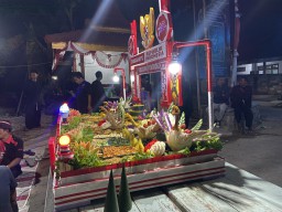 Warga Berjajar Sepanjang 78 Meter Santap Tumpeng Besar di Malam Tirakatan Ponorogo