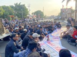 Ratusan Suporter Tanyakan Nasib Persepon Ponorogo