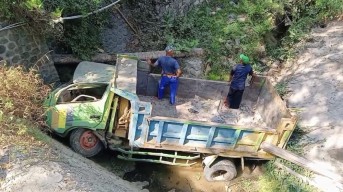 Truk Pengangkut Pasir Terjun Bebas di Sungai Pomahan Ponorogo