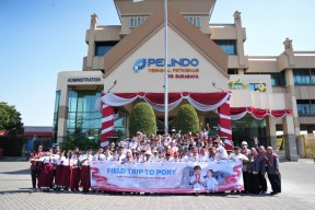 Pelindo Peti Kemas Ajak 90 Pelajar SD Berkeliling Pelabuhan