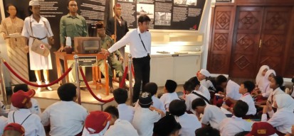 Ratusan Siswa SD di Surabaya Naik Kapal Pesiar Tua, lalu Nonton Film Perjuangan