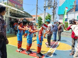 Siswa Bertopeng Tokoh Nasional Berlomba Lari Bendera di Mudipat Surabaya