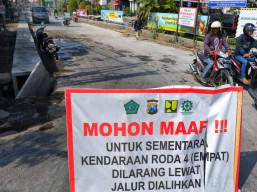 Pantau Progres Betonisasi Jalan Geluran - Suko, Bupati Muhdlor Minta Maaf, Lho?