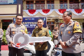 Cak Thoriq Serahkan Bantuan Operasional Motor Listrik untuk Polres Lumajang