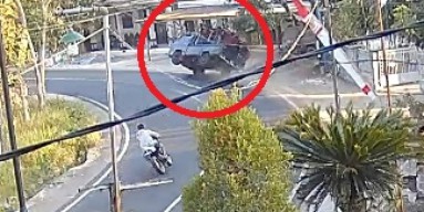 Pikap Rombongan Karnaval Terguling di Pamekasan, Penumpang Bergelimpangan