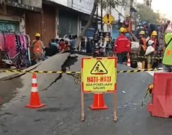 Aspal di Jalan Pasar Kembang Surabaya Merekah, Lho Kok Bisa?