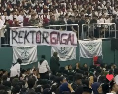 Kostum Buket Bunga, Kritikan Pedas Maba untuk Rektor UINSA, dan Perobohan Tugu Pagar Nusa Bojonegoro