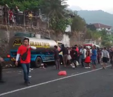 Rem Blong! Truk Tangki Sasak Kerumunan Karnaval di Pacet, 2 Tewas