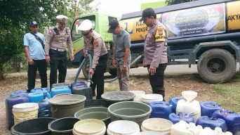 5 Desa Alami Kekeringan, Polres Tulungagung Kirim Ratusan Ribu Liter Air Bersih