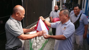 Wartawan di Tulungagung Bagikan Bendera Gratis