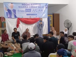 Anggota Komisi D DPRD Surabaya Juliana Cangkrukan di Lebak Rejo, Ini Sambatan Warga
