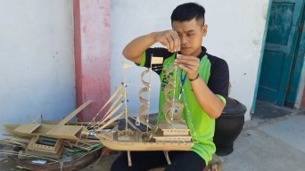 Napi Rutan Trenggalek Ciptakan Miniatur Kapal dari Limbah Bambu