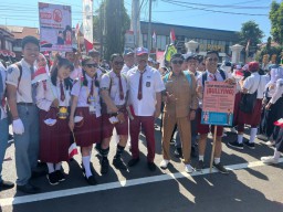 Ada Siswa SD Berkumis Ikut Karnaval di Kota Pasuruan, Eh...Ternyata Gus Ipul