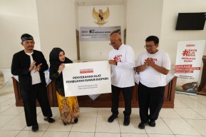 Berkolaborasi Kelola Air dan Sampah, Sampoerna Buat Biopori bersama Warga Karawang