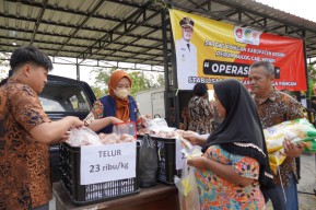 8 Ton Beras dan Telur di Operasi Pasar Badas Kediri Ludes Diserbu Masyarakat