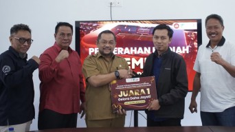 Terima Hadiah dari Mas Dhito, Pemenang Sayembara Nama Stadion Baru Kabupaten Kediri Full Senyum!