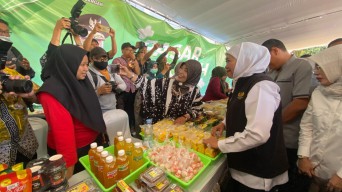 Tinjau Pasar Murah di Kediri, Khofifah Borong Minyak Goreng dan Peyek untuk Warga