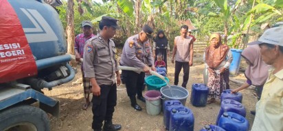 Polsek Klampis Salurkan 50 Ribu Liter Air Bersih Hadapi Kemarau Panjang di Bangkalan