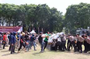 Polisi Bentrok di Alun-alun Bojonegoro, Ada Apa?