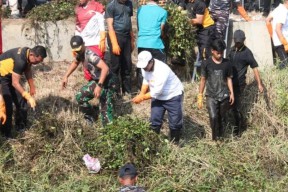 Antisipasi Banjir, Ratusan Personil TNI Bersihkan Sungai di Bangkalan
