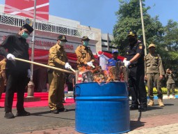 Rugikan Negara Rp 1 Miliar, Pemkab Tulungagung Bakar Satu Juta Rokok Ilegal