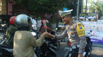 Polisi Lamongan Beri Bunga pada Pengguna Jalan, PDKT Ndan?