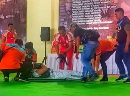 Atlet Tarung Derajat Putra Kelas 80 Kg Sidoarjo Ditandu pada Laga Pertama Karena Cidera