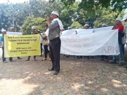 Masyarakat Bangkalan Unjuk Rasa di Depan Kantor KPK, Ini Tuntutannya