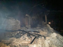 Rumah di Sampang Ludes Terbakar, Angin Kencang Bikin Api Sulit Dipadamkan