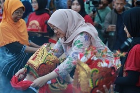 1200 Penari di Banyuwangi Jalani Ritual Meras Gandrung Jelang Omprog The Glory of Art