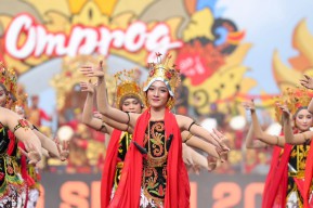 1200 Penari Meriahkan Festival Gandrung Sewu di Banyuwangi, Sandiaga Uno Sebut Sebagai Ikon Seni Nasional