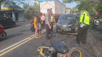 Brio Keluar Jalur Tabrak 2 Pemotor di Lamongan, Korban Pelajar Luka Parah