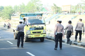 Akses Masuk Bangkalan Disekat, Puluhan Bonek Nekat Terobos, Lhoo Cak!