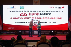 Peduli PMI, Bank Jatim Serahkan CSR Ambulans ke Disnakertrans