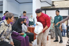 Tekan Laju Inflasi di Trenggalek, Mas Ipin Bagikan Sembako Murah