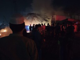 Gara-gara Bakar Sampah, Gudang Pemotongan Kapal di Bangkalan Tersambar