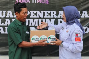 Relawan Ganjar Pasang Lampu PJU di Bojonegoro