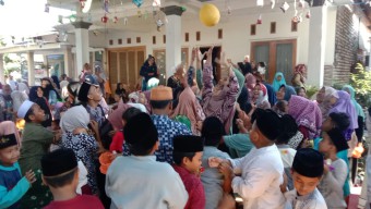 Puluhan Warga Bangkalan Ikuti Tradisi Berebut Hadiah Saat Maulid, Seru dan Unik Ini!