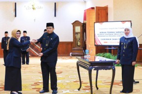 Gubernur Khofifah Lantik 5 Pejabat Eselon ll Pemprov Jatim, Ini Nama-namanya
