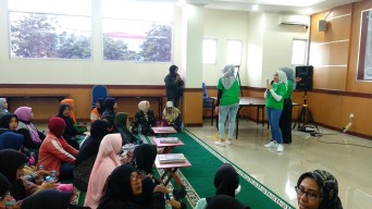 ZAP Clinic Surabaya Bagi-bagi Cara Jaga Kesehatan Kulit pada Driver Ojol Wanita