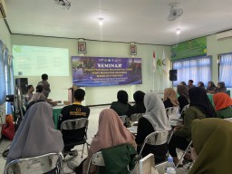Akafarma Sunan Giri Ponorogo Dampingi Tunagrahita Bikin Tote Bag dan Batik Ciprat