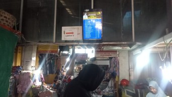 Cek Update Harga Bahan Pokok, Langsung Lihat Monitor di Pasar Surabaya