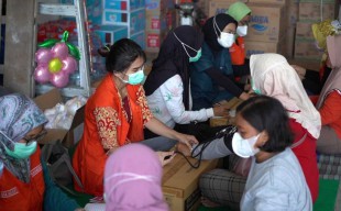 Kebakaran TPA Randegan Mojokerto Sepekan Belum Padam, Warga Terdampak Digerojok Bantuan