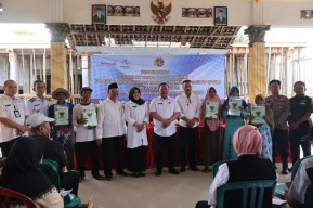 300 Warga Desa Dawarblandong Mojokerto Terima Sertifikan PTSL