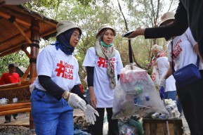 Sampoerna Tanam Bakau dan Bersihkan Sampah di Kebun Raya Mangrove Surabaya