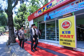 Tanamkan Jiwa Wirausaha Siswa, Smansa Gresik Launching KTH Mart